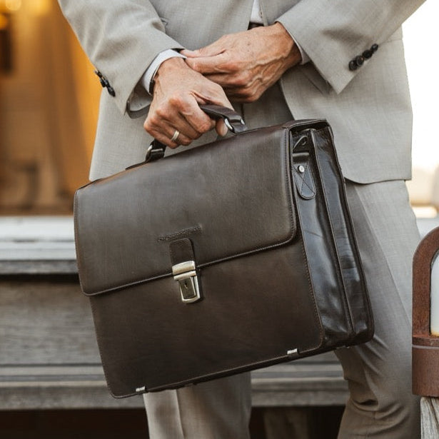
Everyday Carry Perspective Showing Ergonomic Grab Handle & Strap Comfort