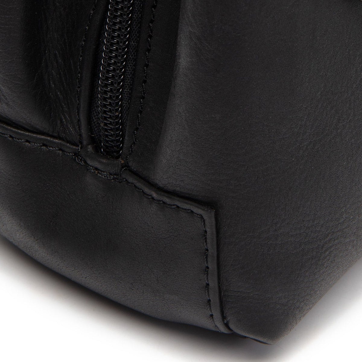 
Authentic 100% Full-Grain Leather Grain Texture & Heavy-Duty Seam Stitching Detail