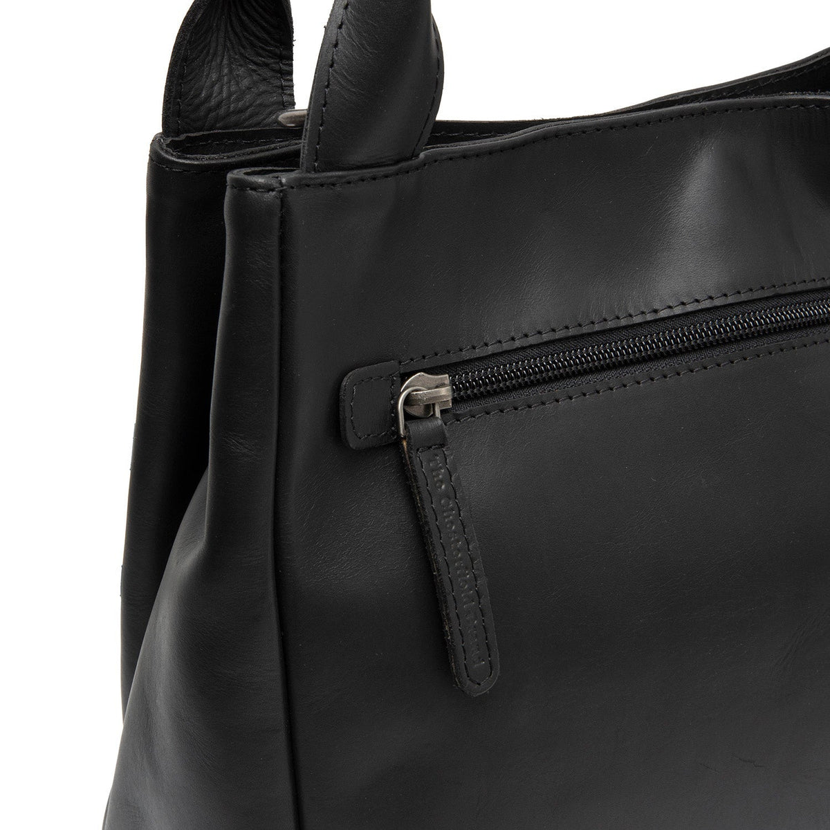 
Close-Up Detail of Classic Collar & Heavy-Duty Zipper Hardware on Tenara Full-Grain Leather Handbag