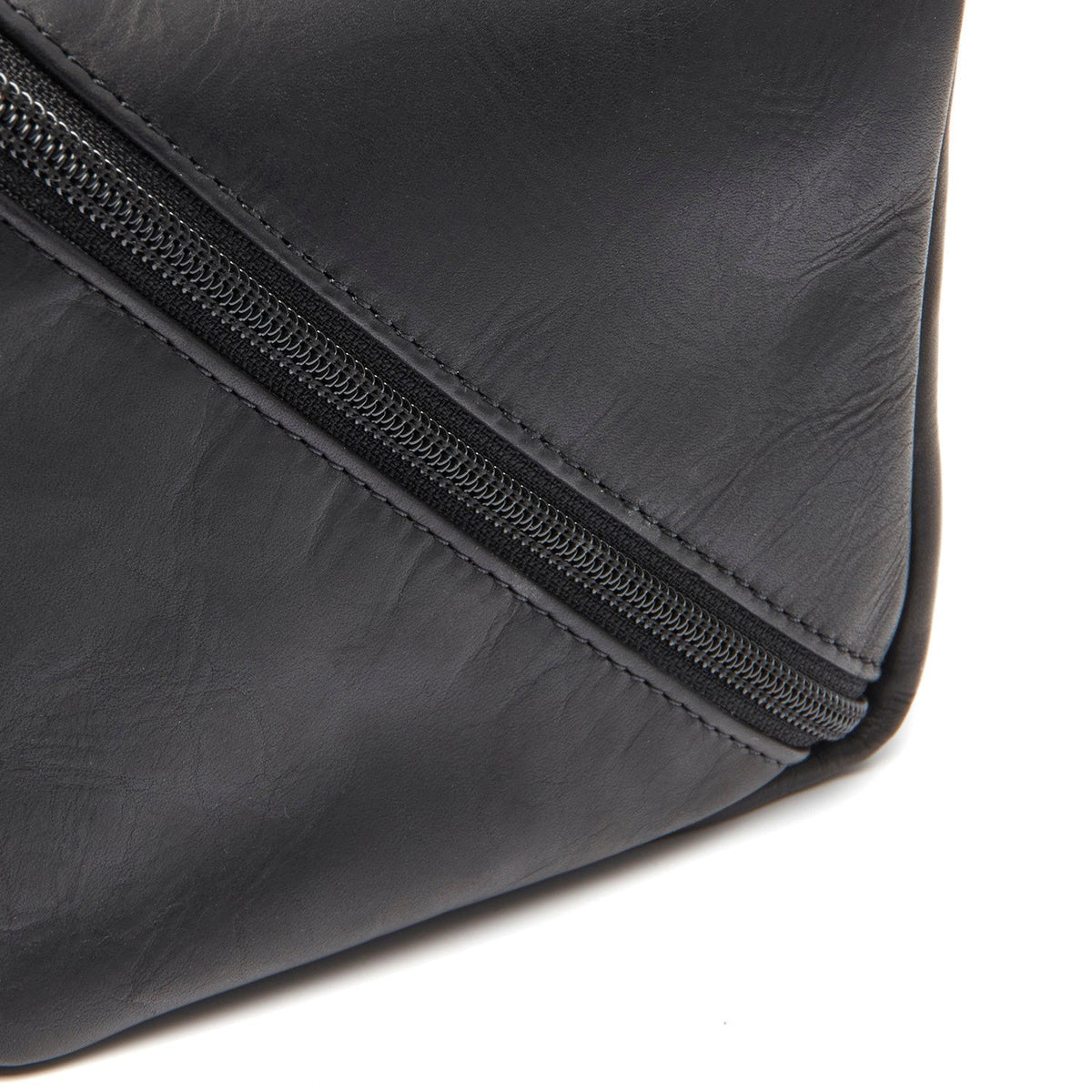 
Close-Up Detail of Classic Collar & Heavy-Duty Zipper Hardware on Elmia Full-Grain Leather Toiletry Bag
