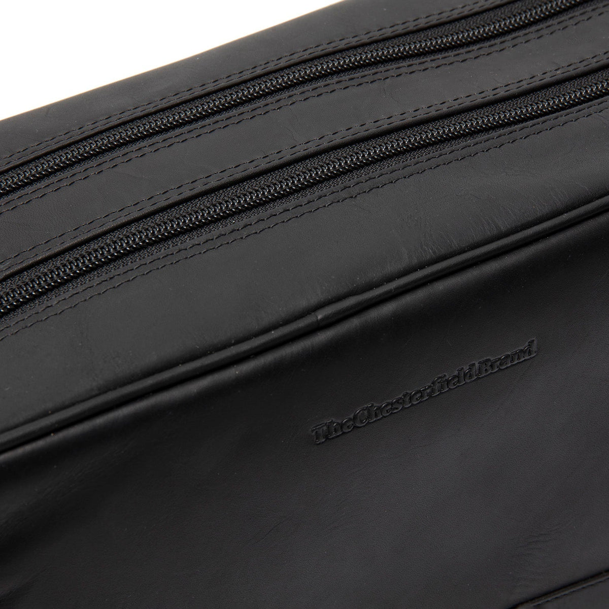 
Close-Up Detail of Classic Collar & Heavy-Duty Zipper Hardware on Stefan Full-Grain Leather Toiletry Bag