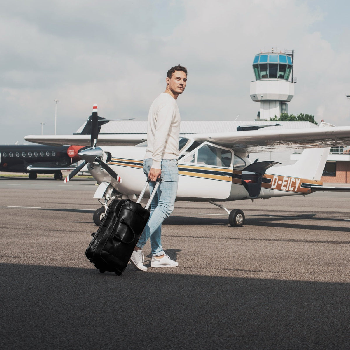 
Leather Weekender Trolley Jayven - Structured Side Profile Showing Gusset Depth & Expansion Capacity